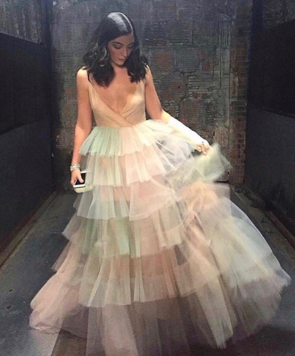 this was from the #MetBall2016 - i remember the softness of that ⁦@MaisonValentino⁩ dress when my fingertips brushed the length of it - loved ella in this - nb good ol trusty iPhone in her hand 😂 
📸 alex baker