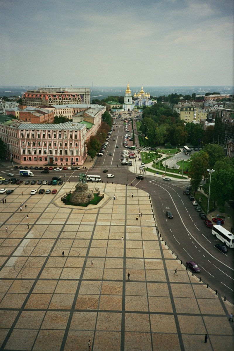retro_user's tweet photo. Birds eye view of Kiev - taken in 2007 on - #fujireala - with a #ricohR1, always one of my favourite travel cameras. Fantastic architecture, a beautiful city. Scanned from a photo, so a slightly high contrast 🙂 https://t.co/0jXYBZxTaV