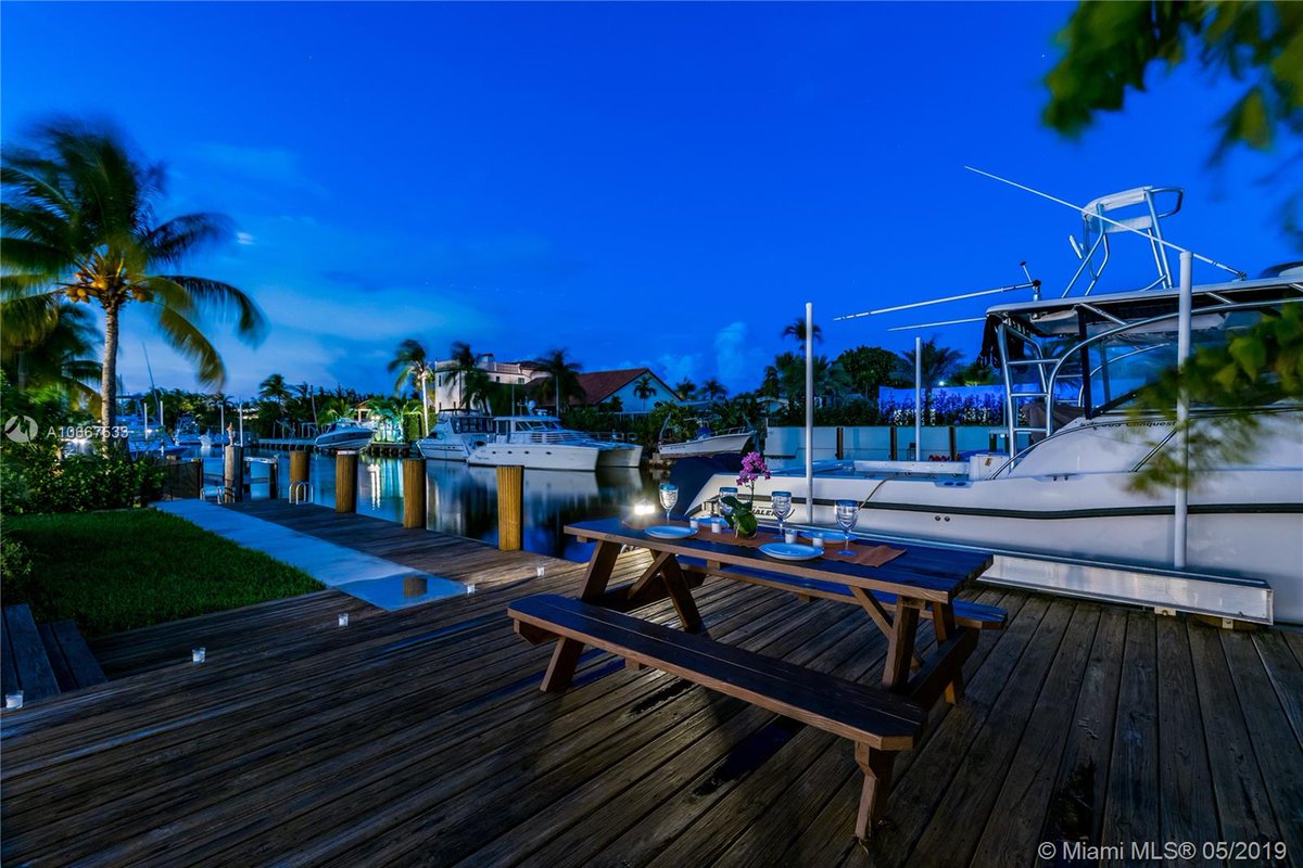 GraberRealty's tweet photo. QUINTESSENTIALLY KEYSTONE... Quintessentially You! Splendidly Modern, Totally Renovated, Luxurious Waterfront- New to Market - https://t.co/iWgtnpu6Lu https://t.co/hw6hiCOMF9