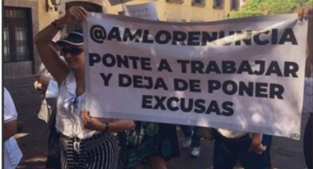 EME_IE's tweet photo. ¿Ya conocen las imágenes más compartidas de #EducaAunFifi? 👇 Como ya es usual, las marchas en contra de @lopezobrador_ polarizan la opinión pública (lo que podemos ver claramente en redes sociales). Los usuarios no se dan abasto publicando los errores de los asistentes🤯 https://t.co/Z04YhNVuxG