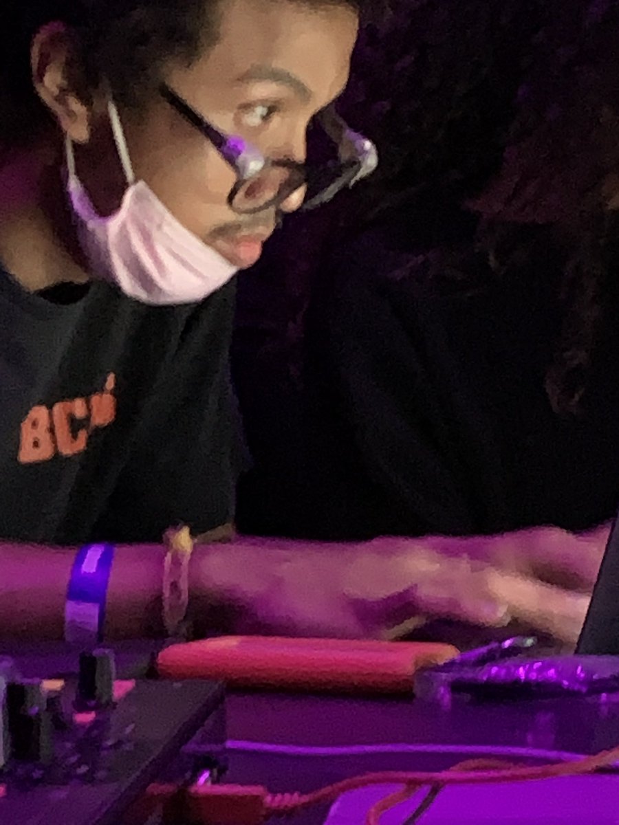 MulherinMusic's tweet image. Caught @itndylAn hacking the mainframe last night #codecracker