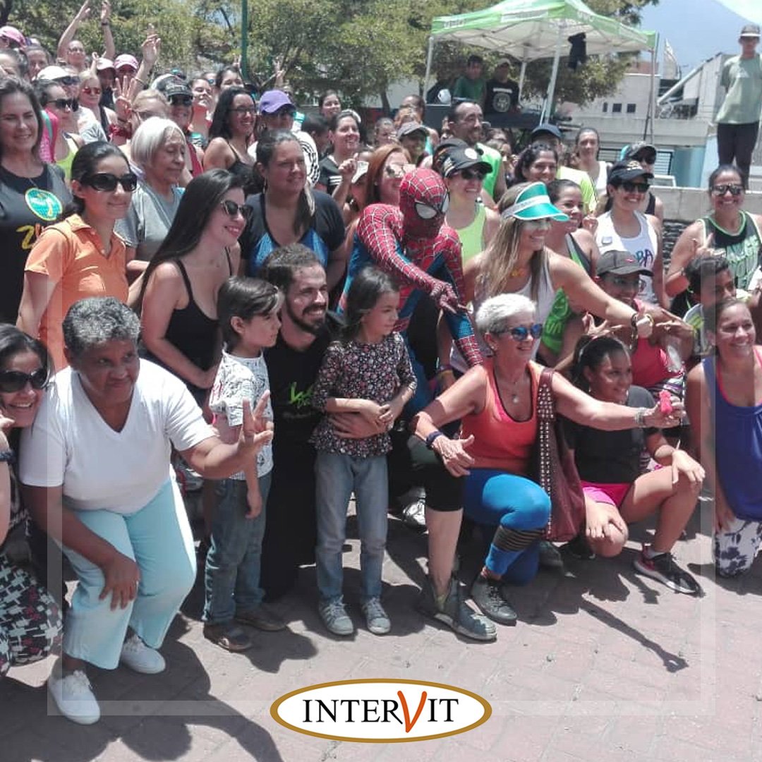 intervit_ve's tweet photo. El 28 de abril, compartimos un hermoso día con los amigos de @fundakenneth quienes organizaron una excelente clase de #Zumba y #CheDance en la #PlazaAlfredoSadel a cambio de un kilo de amor (comida) para los familiares de niños con cáncer. #Salud #CalidadDeVida https://t.co/wNyPAbQPmF