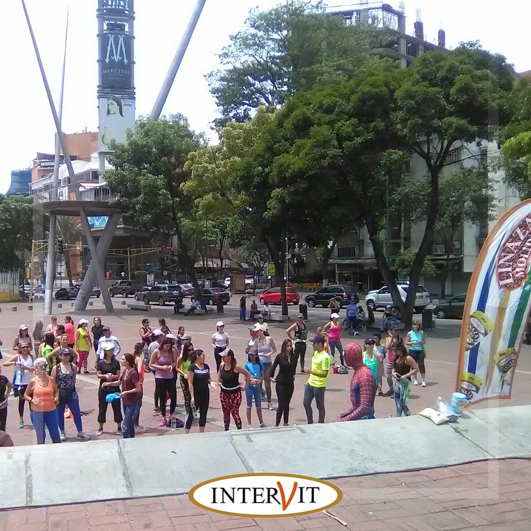 intervit_ve's tweet photo. El 28 de abril, compartimos un hermoso día con los amigos de @fundakenneth quienes organizaron una excelente clase de #Zumba y #CheDance en la #PlazaAlfredoSadel a cambio de un kilo de amor (comida) para los familiares de niños con cáncer. #Salud #CalidadDeVida https://t.co/wNyPAbQPmF