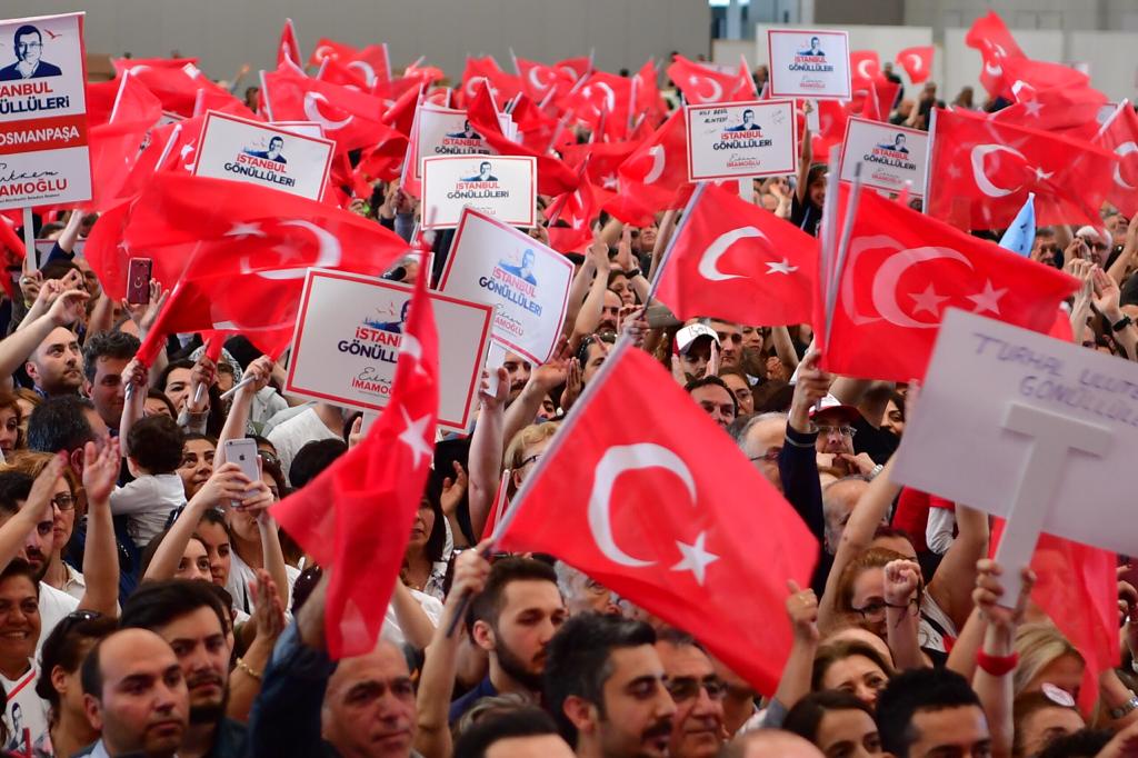 gonulluist's tweet image. 👇İSTANBUL HALKINA ÇAĞRI! 👇
istanbulgonulluleri.org adresindeki formu doldurarak bize katıl ve bizden haber bekle; sana telefonla ulaşacağız. 16 Milyon İstanbullu kazandı, yine kazanacak! 🤗
#AslaYalnızYürümeyeceksin
#HerŞeyÇokGüzelOlacak
@ekrem_imamoglu