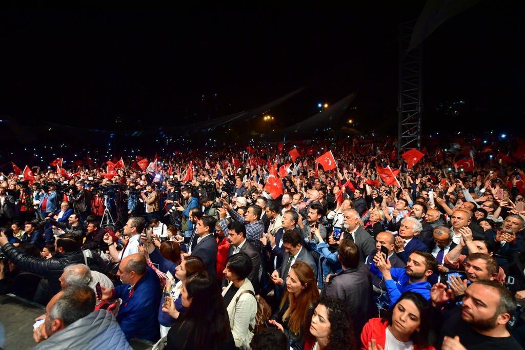 ekrem_imamoglu's tweet photo. Bütün Türkiye’nin adalet duygusu bizimle beraber. Buradayız, hep beraber çalışacağız ve asla vazgeçmeyeceğiz. https://t.co/MPaVglTKJf