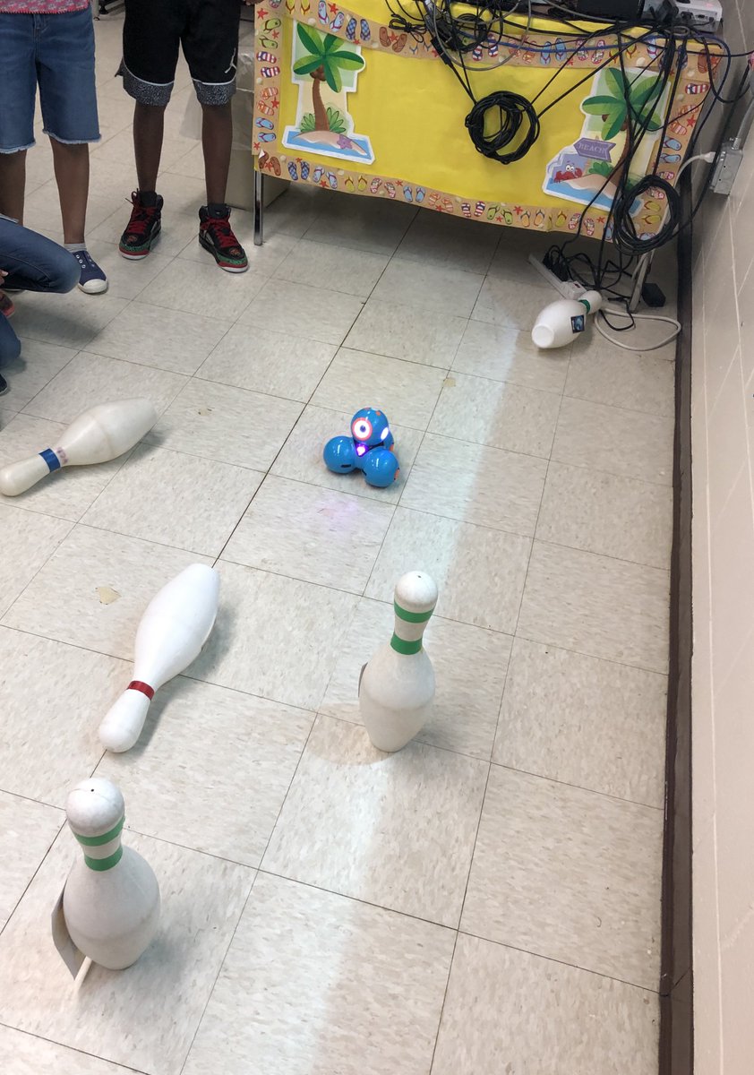 PLDTechTeacher's tweet image. Our SUPER students love superheroes especially The Marvel Avengers. Students have been working on a robotic activity called the Dash Avengers Challenge! 

Students programmed robots to complete challenges based off The Marvel Avengers.

#DashAvengersChallenge #STEAM #Robotics