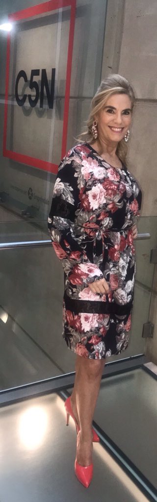mbelenaramburu's tweet photo. Look #vestido #negro con #flores #rosas #rojas #lazo en la #cintura #mangas #abullonadas de @RafaelGarofaloM #moda #fashion https://t.co/keqNDPouUg