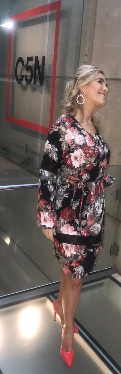 mbelenaramburu's tweet photo. Look #vestido #negro con #flores #rosas #rojas #lazo en la #cintura #mangas #abullonadas de @RafaelGarofaloM #moda #fashion https://t.co/kfhOQEeMWH