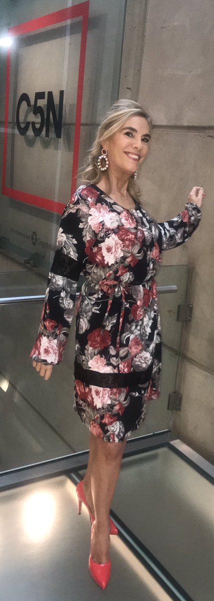 mbelenaramburu's tweet photo. Look #vestido #negro con #flores #rosas #rojas #lazo en la #cintura #mangas #abullonadas de @RafaelGarofaloM #moda #fashion https://t.co/kfhOQEeMWH