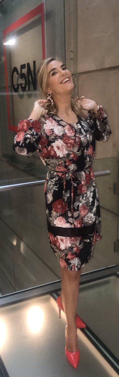 mbelenaramburu's tweet photo. Look #vestido #negro con #flores #rosas #rojas de @RafaelGarofaloM #lazo en la #cintura #mangas #abullonadas #moda #fashion https://t.co/NAxmwFgXiT