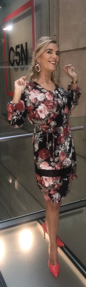 mbelenaramburu's tweet photo. Look #vestido #negro con #flores #rosas #rojas de @RafaelGarofaloM #lazo en la #cintura #mangas #abullonadas #moda #fashion https://t.co/NAxmwFgXiT