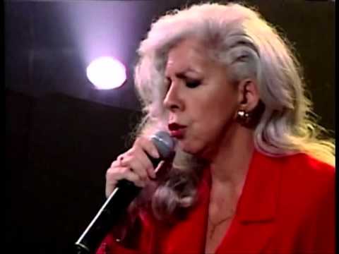 Hoy cumple años Míriam Ramos, una de las voces más singulares y entrañables de nuestra música. Para esta gran artista cubana, querida y admirada por tantos, tan rigurosa en su trabajo, que impregna de una magia verderamente única cada cosa que hace, mi más cálida felicitación.