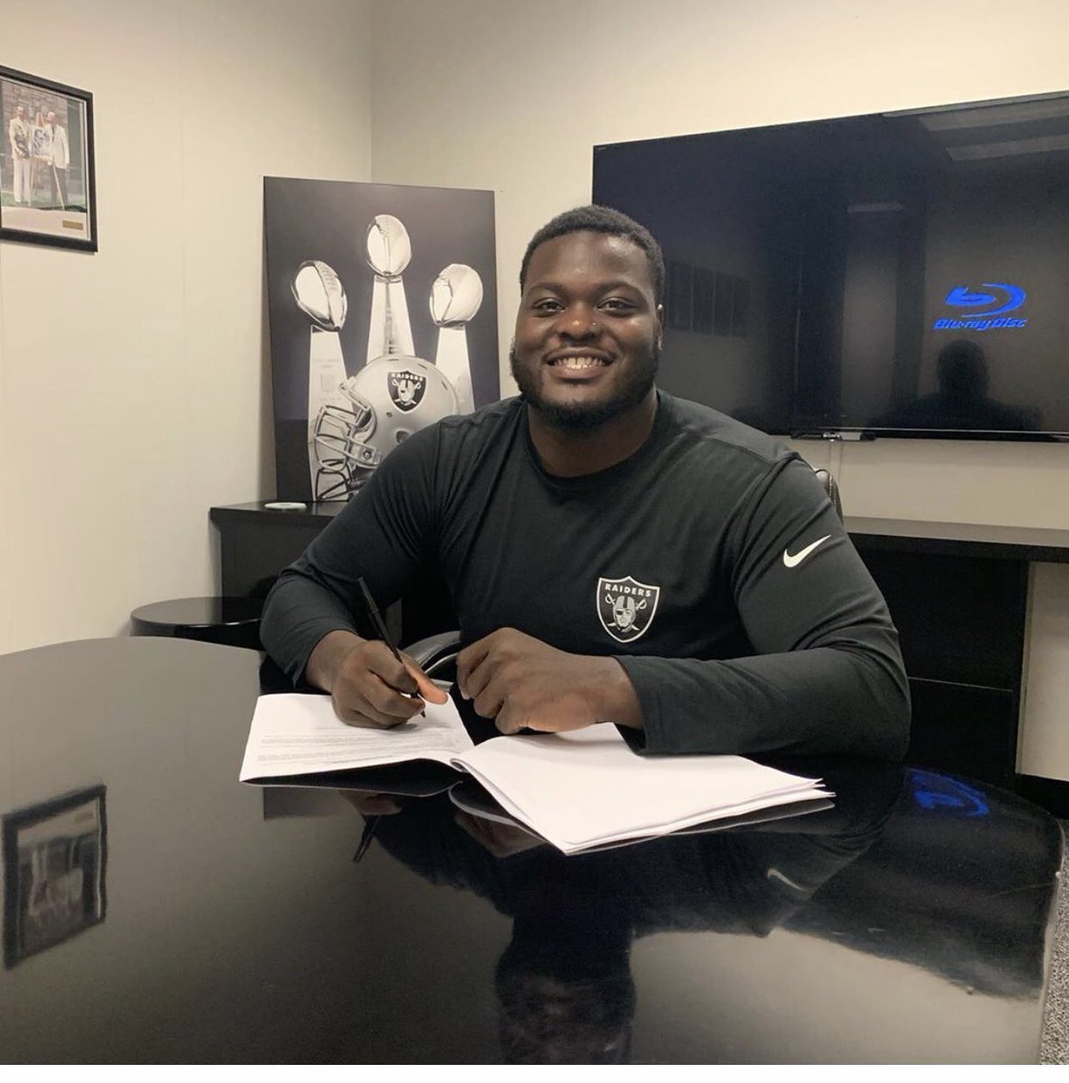 Brittany_MSgirl's tweet photo. I have been holding my breathe... now I can breathe! Wow! If the world wants to be inspired then here you go .... @RonaldOllie @Raiders @dakota_allen40 @RamsNFL #NFL #proud https://t.co/WZzSuqCutD