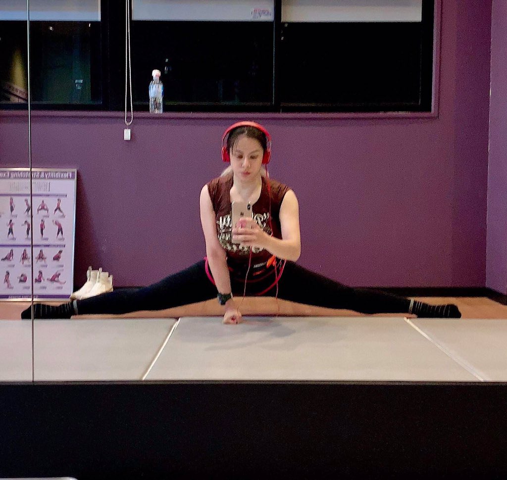 queen_chesca39's tweet photo. Checking on my #FlexSelfie, I’m not impressed. I should do more. The angle and point isn’t good for me. I need to get better to do more 😔😢😭

Powered by: #Herbalife
#Pinay #Latasian #BadassWoman #AnytimeFitness #FitnessAddict #GymIsLife #YouCanDoIt #TrainHard #NoExcuses https://t.co/Z1dhwYHERW
