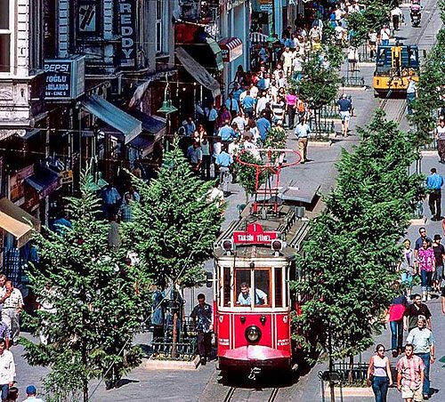 Brad_Kidd's tweet photo. İstanbul’da yaşayan 2001-2002 ve üstü seçmen kardeşlerim. Umursamaz olmayın! Biz 15 sene bekledik. Siz de bir 15 sene beklerseniz bizim gibi çok iç çekersiniz. #HerseyGuzelOlacak https://t.co/Hi52lgEJA8