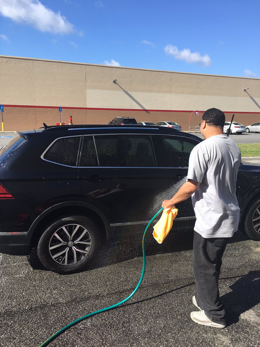Orange1703's tweet photo. The DS team @0170 washing cars to raise money for the Employee Committee! Truly a team that enjoys giving back! https://t.co/icRObn46EX