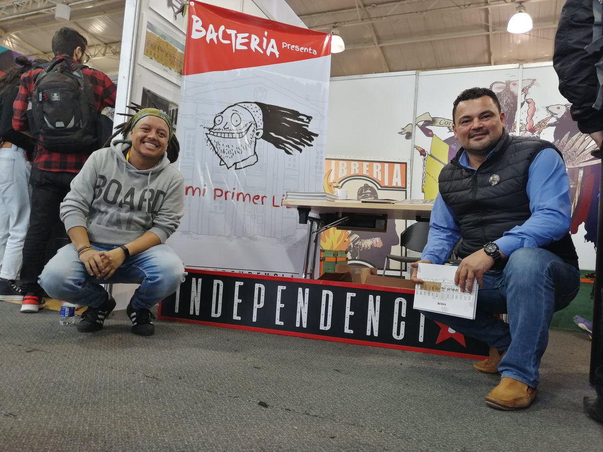 SergioComunes's tweet photo. Por fin nos encontramos con @eltajalapiz #Bacteria para que me firmara "Mi Primer Libro". Gracias a @Independenciarc y @NCprensa. Paz, Reconciliación, Humor y Cultura.🌹#Filbo2019 https://t.co/lJqEioCvO1