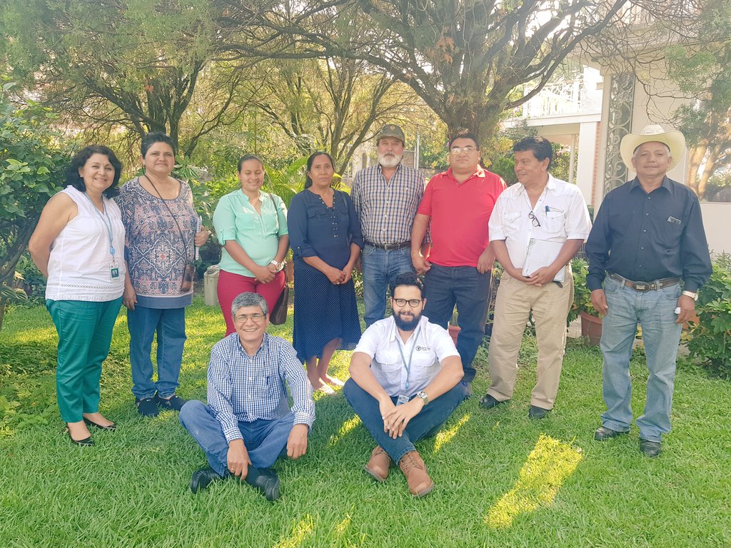 FAOElSalvador's tweet photo. @FAO #CLUSA #ElSalvador 🇸🇻 y Organización #PiedrasAzules de #CandelariaDeLaFrontera articulando acciones para impulsar la #Innovación en el sector cafetalero
.
.
#DesarrolloDeCapacidades 💪
#CDAIS 💡
#InnovacionAgricola 🌱
#CoordinaciónIntersectorial 🤝
@cooperazione_it 🇮🇹 https://t.co/bmLJWsorh1