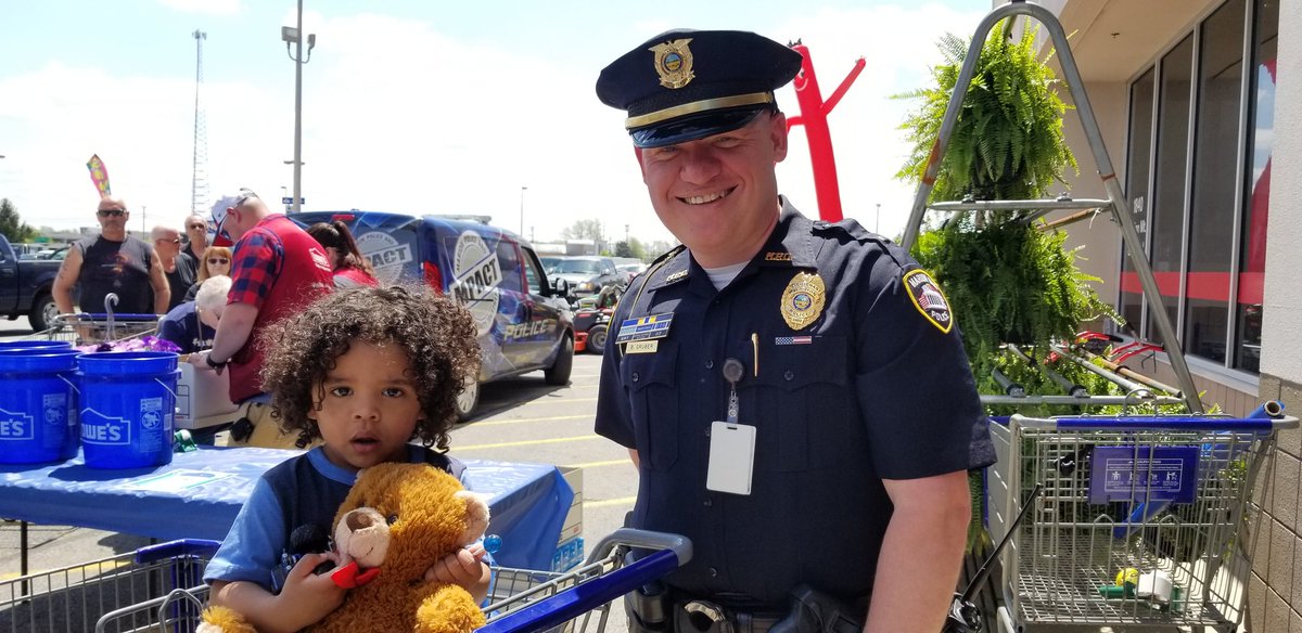 marion_police's tweet photo. Thanks to @Lowes of Marion for hosting our blue bulb giveaway event in advance of #LightOhioBlue May 8th-16th. Switch out your porch lights for blue in support of YOUR officers. Lowe's gave away over 100 free bulbs, provided free hotdogs and giveaways. Thank you! #TrueBlueMPACT https://t.co/mvW1NSqsdX