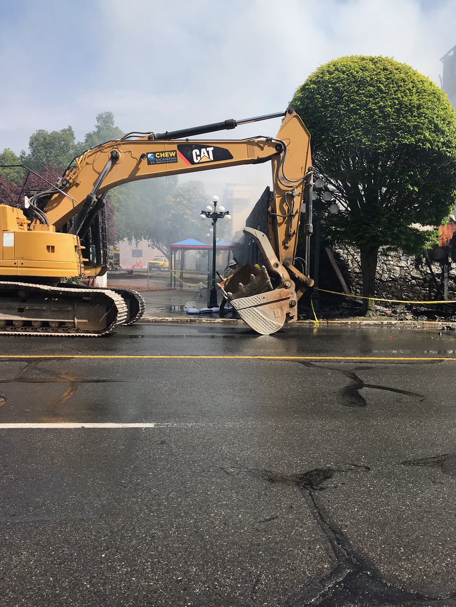 CityOfVictoria's tweet photo. 1/2 Excavators are beginning a controlled demolition of parts of the building to assist with putting out the fire #yyj #yyjtraffic https://t.co/f6ri8pHKKR