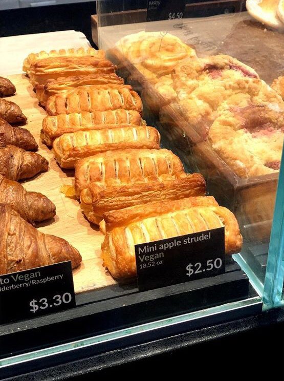 Our #JustBaked vegan apple strudels are perfect for everyone looking for that tasty vegan option! 🍎 All of our pastries are freshly baked everyday on location! #JustBakedNowakowski