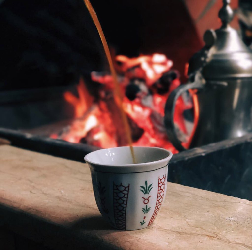 _mods7's tweet image. #خل_قهوه_محمد_افندي_لك 

دق البهار و بهره ثم صبّه .. يصبغ على الفنجال مثل الخضابي ♥️

صورتها بـ iPhone X ✨