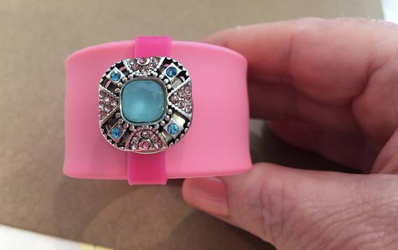 MyLollidrops1's tweet image. Expandable Pink Snap Bracelet tinyurl.com/y4zwl3ap
 #PinkBracelet #SnapButtonBracelet