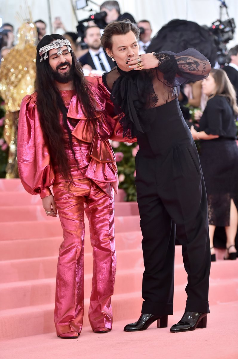 iHeartRadio's tweet photo. HARRY STYLES HAS ARRIVED!!! I REPEAT... HARRY STYLES HAS ARRIVED!!! 🖤

#MetGala https://t.co/axzfvt2IGi