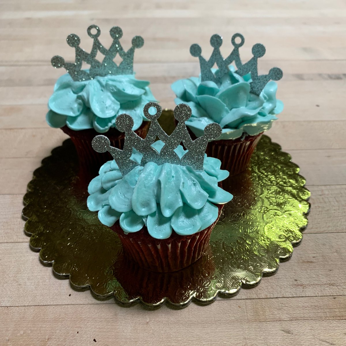 It’s a Boy! Woodside Bakery celebrates the arrival of the new Prince by baking the official Royal Cupcake