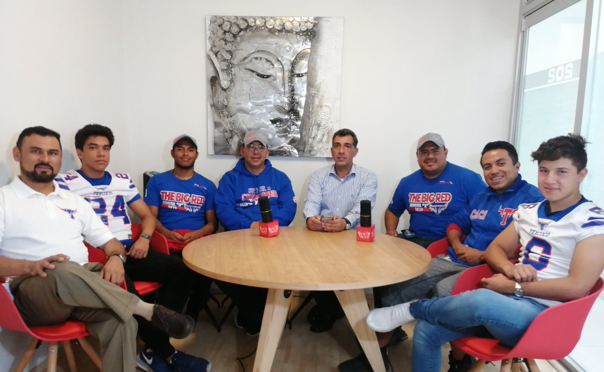 Lunes de @FADEMACoficial con 🎙️ <a href="/Senteins/">Ernesto Senteins</a> y 🎙️ <a href="/sorianoaaron/">Aaron Soriano</a>

INVITADOS CAMPEONES JUVENIL "A"

🏹 Redskins 
🏹 <a href="/LaTribuComanche/">Go Big Black !</a>
🐃 @ToritosFootball

#FelizLunes 😀
#HablemosDeFootball 🗣️🏈