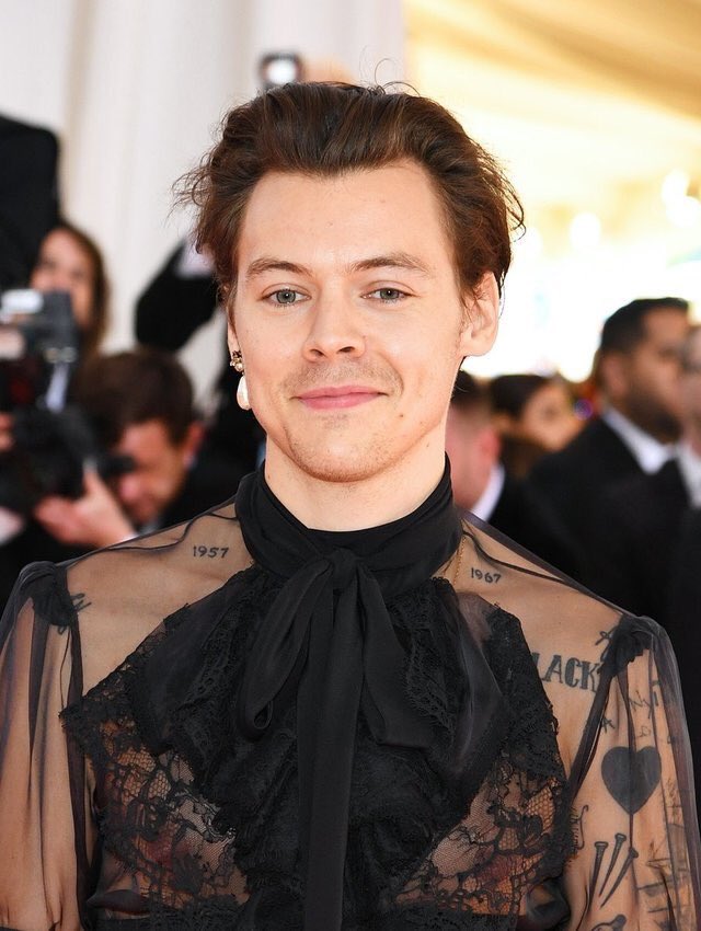 LHupdates's tweet photo. Harry Lambert talking to Vogue about Harry Styles outfit for the #METGala https://t.co/6qX04ROk7o
