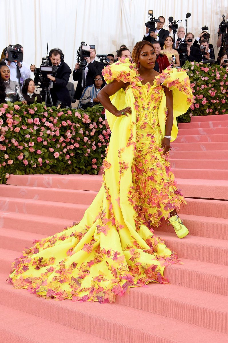 vestidos de gala con tenis