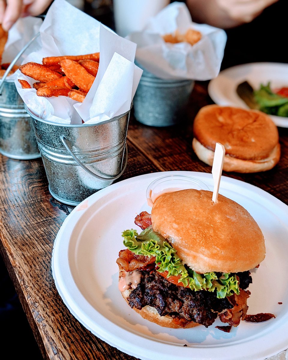 aubreymaelui's tweet photo. One of the best #glutenfree burgers I've had in a while!! @JaspersCafe 

https://t.co/aPWEHkgLh1 https://t.co/PAecb04tn6