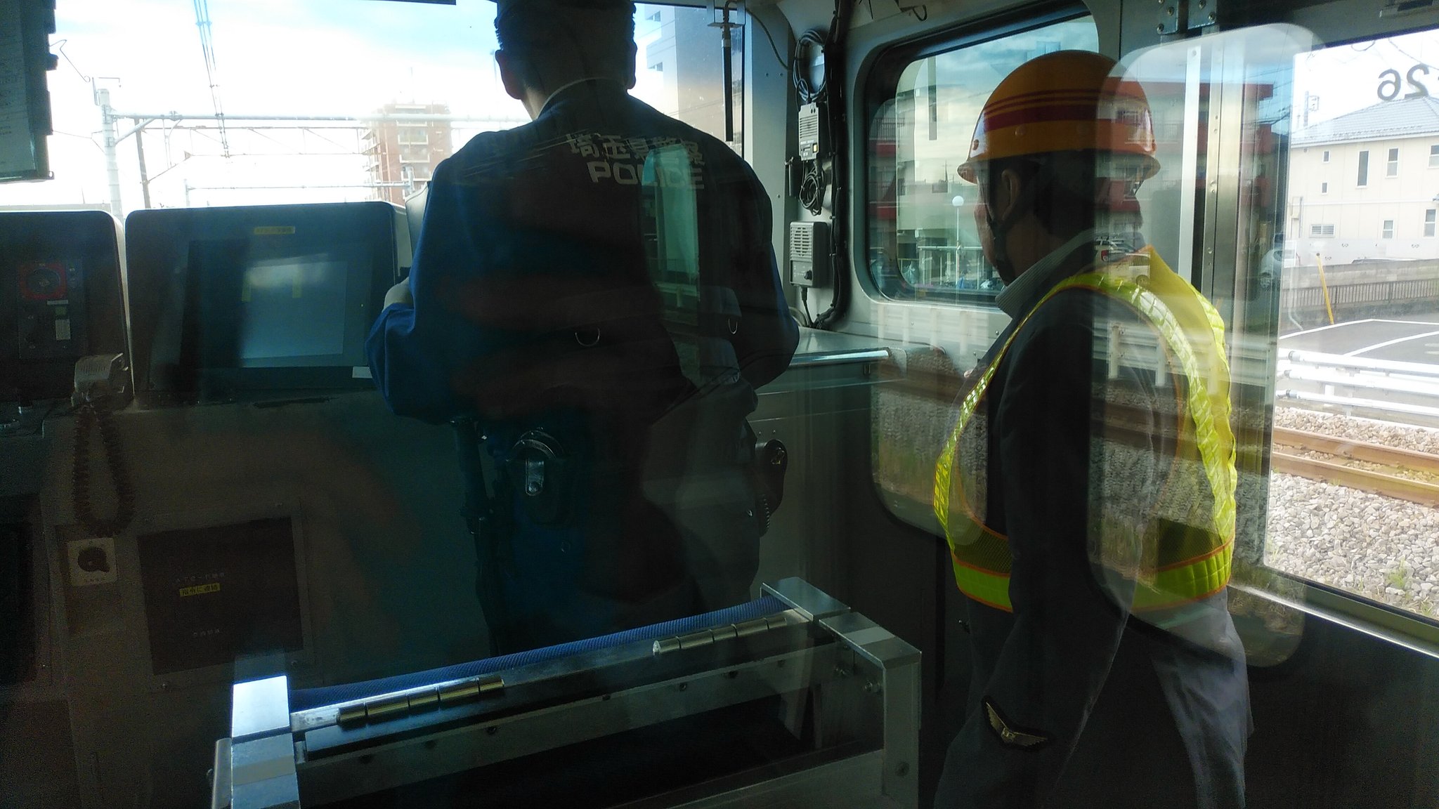 高崎線の人身事故で警察が現場検証している画像