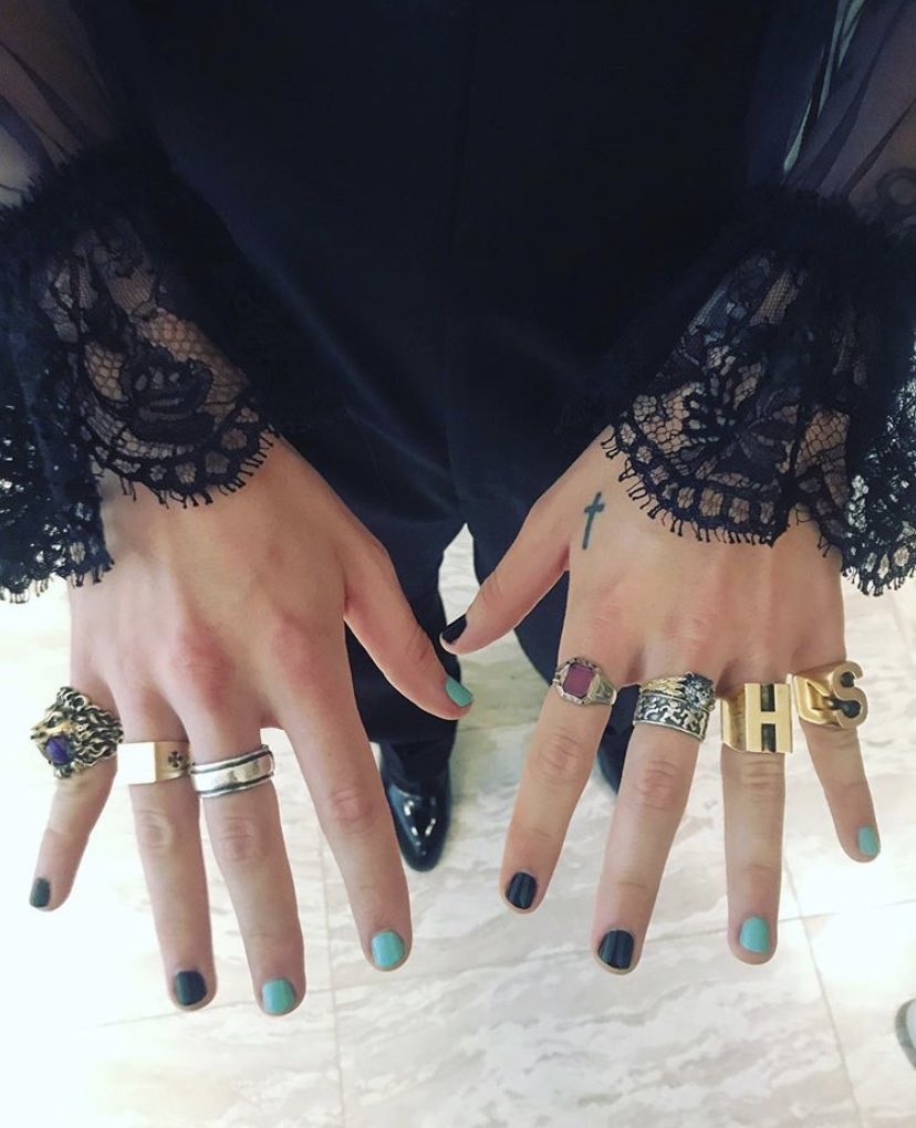 diamondoodles's tweet photo. Harry Styles ring stacks for the #MetGala #manbling #metgalajewels https://t.co/qbBtqWRPuP