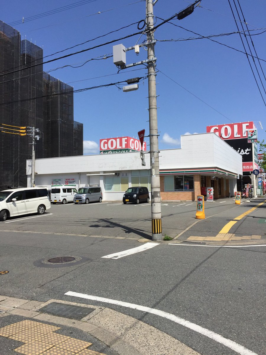 アシマネ בטוויטר セブンイレブン 福岡石丸1丁目店 やたらと奥行きがある店舗は元アウトレットj 店内は通常コンビニサイズに改装されているが ファザードにサインの跡が残る ヘンビニ