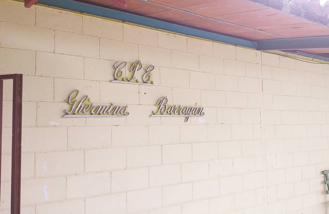 ggutierrezof's tweet photo. Desde la escuela Ghermina Barragán en las quintas de Naguanagua, se realiza el destape de la taquilla principal de aguas negras el cual se encontraba colapsada. Estos trabajos se ejecutan con el apoyo d @Hidrocentro2011, gracias a la gestión de nuestro gobernador @rafaellacava10 https://t.co/4ypRRk0HWP