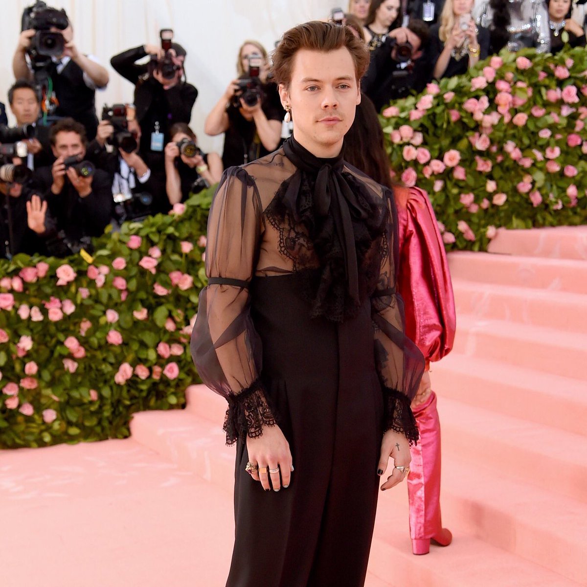ColumbiaRecords's tweet photo. 🚨THIS IS NOT A DRILL🚨@Harry_Styles HAS ARRIVED AT THE #METGALA 🚨 https://t.co/MqRWsF4lCC