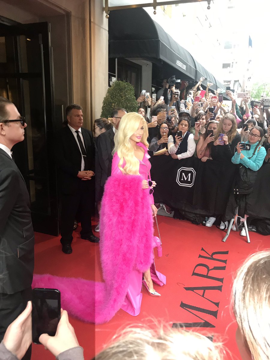 Kacey Musgraves is BARBIE on her way to the met gala