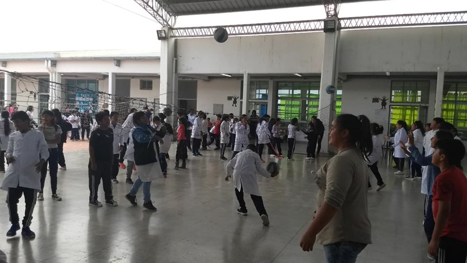 MEducacionSalta's tweet photo. Lanzamiento del programa El voley va a la Escuela. Actividad que se implementa desde el año 2107, con el fin de fortalecer el aprendizaje de contenidos relacionados con el deporte en la comunidad educativa, impulsando su práctica desde edades de iniciación y formación deportiva. https://t.co/H33GlTx0HD