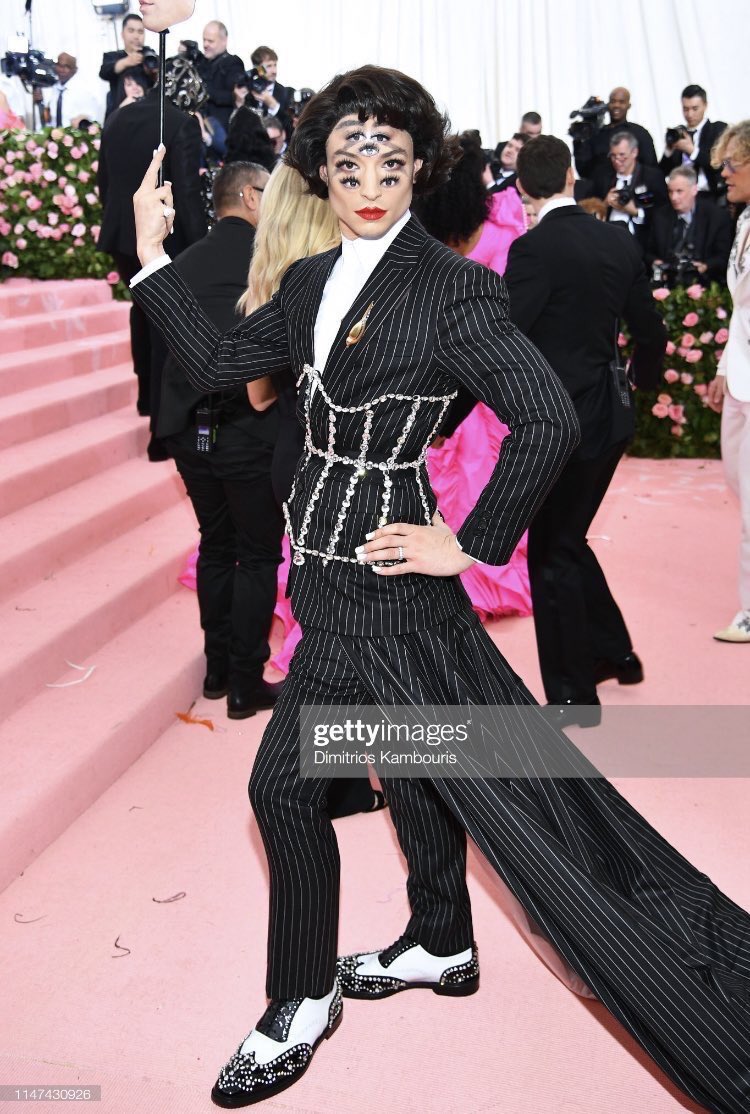 BouhBouhBulle's tweet image. La tenue d'Ezra Miller pour le #metgala est mille fois plus brillante que notre avenir.
Il est putain de fabuleux.