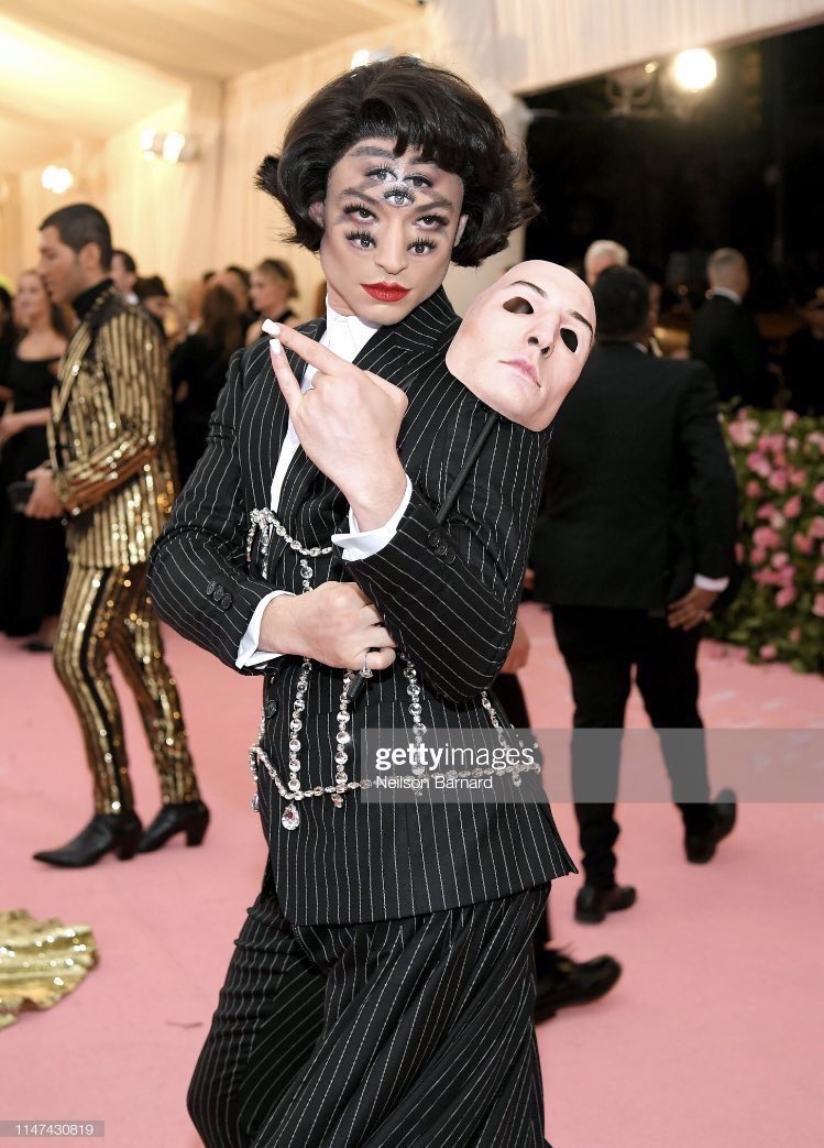 BouhBouhBulle's tweet image. La tenue d'Ezra Miller pour le #metgala est mille fois plus brillante que notre avenir.
Il est putain de fabuleux.