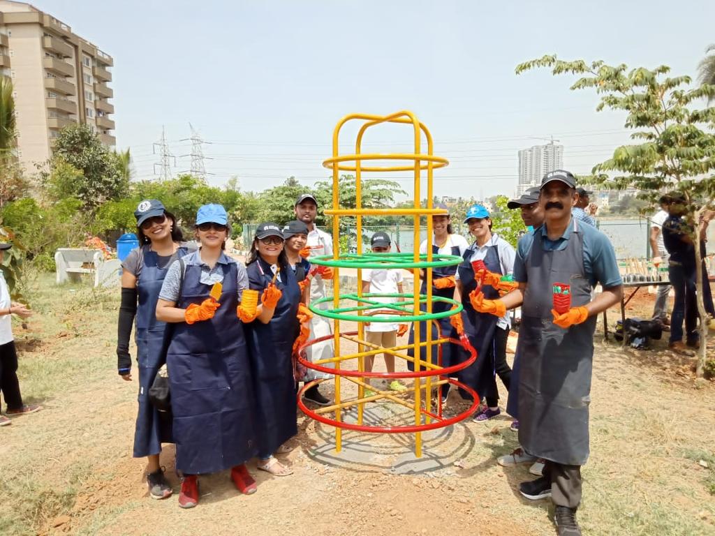 AnuroopaPereira's tweet photo. The Applied Materials India team with families painting the Seegehalli play ground for kids & cleaning up the lake surroundings as part of the #AppliedEarthWorks campaign @Applied4Good @Applied4Tech in partnership with @UnitedWay @uwbe https://t.co/GPkdZYtNgR