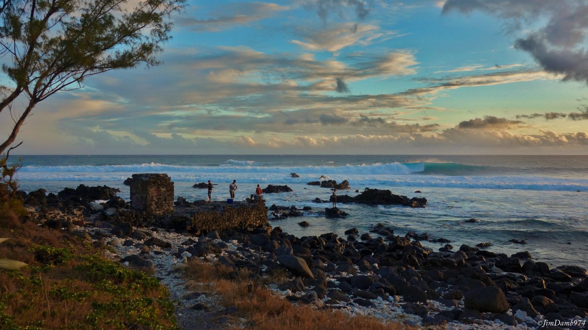jimdamb974's tweet photo. Il n'y a pas de meilleurs moments pour pêcher sur les côtes de l'île... 
#LaReunion #Team974 #MagnifiqueReunion #OutreMer #Nature #Voyages #tourisme #vacances #France #OceanIndien #DomTom #Reunionnais #Mer #découverte #pecheur #peche https://t.co/GTzZiMN2li