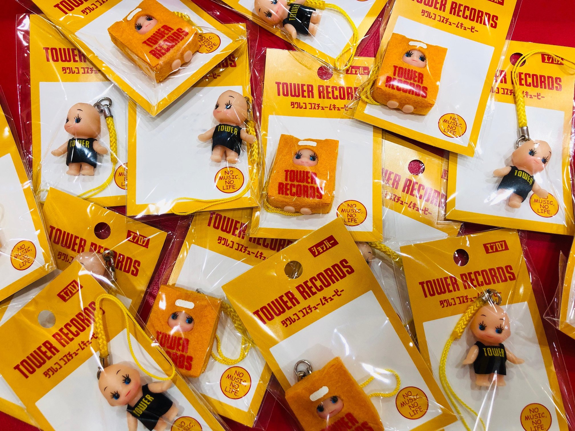 タワーレコード渋谷店 No Twitter タワレコグッズ めっちゃカワイイ タワレコ コスチューム キューピーちゃん タワレコ店員になった キューピーちゃんと黄色いショッパーに入っちゃったキューピーちゃんの2種類が新たなタワレコグッズの仲間入り お土産にも