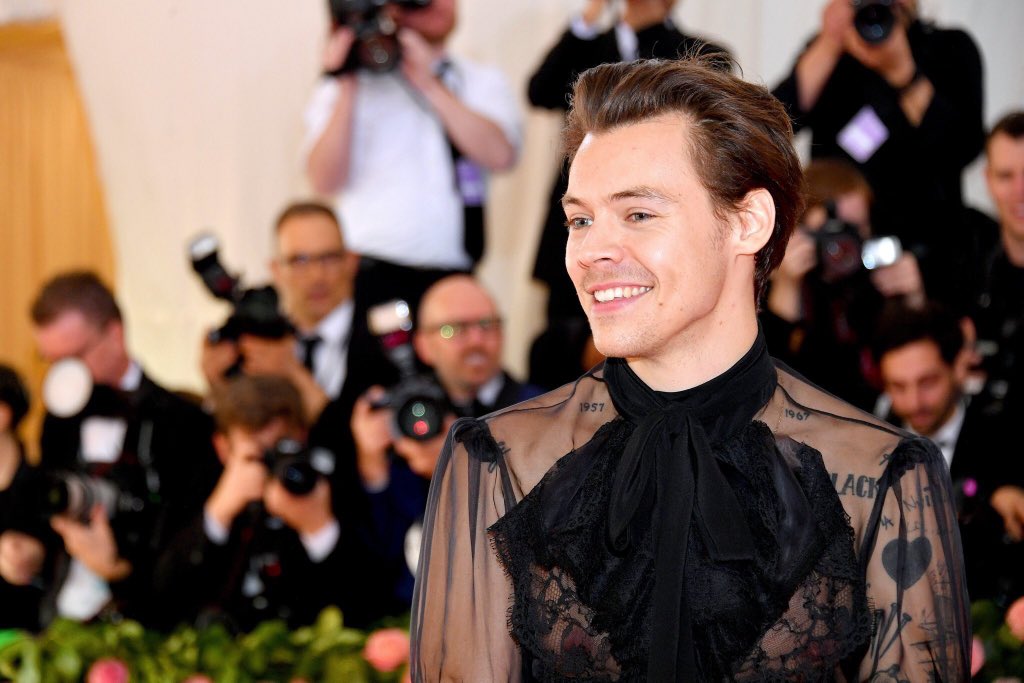 Rt se você tem um Reizinho passando na sua TL 

Harry Styles que sorriso mais Lindo Deus #MetGala