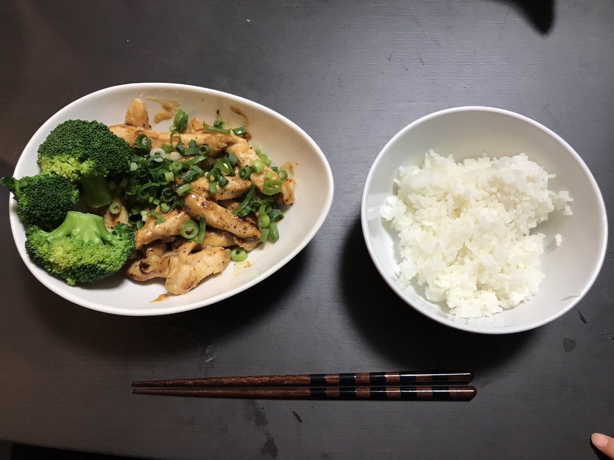 久野圭一 フィジークアスリート Pa Twitter 鶏胸肉の酒蒸し300g ネギ ブロッコリー 白米130g ネギを散らすだけでエサ感がなくなってそれっぽく見えますね これはうまくできました