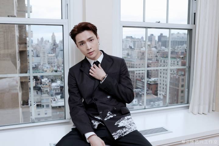 EXO_Argentina's tweet photo. [Weibo] 190507 Actualización del Estudio Personal de #Lay (2/2) | #LAYxVLTNinNYC  @layzhang @weareoneEXO

"Zhang Yixing llegando a la alfombra roja de la MET Gala 2019, vestido con el creativo traje "Time Traveller" color negro personalizado por el director de Valentino." https://t.co/SyhvKBZJha