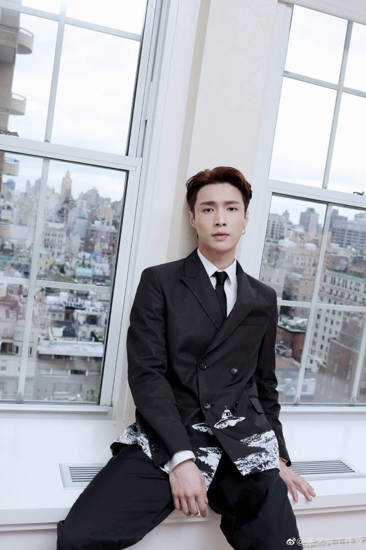 EXO_Argentina's tweet photo. [Weibo] 190507 Actualización del Estudio Personal de #Lay (2/2) | #LAYxVLTNinNYC  @layzhang @weareoneEXO

"Zhang Yixing llegando a la alfombra roja de la MET Gala 2019, vestido con el creativo traje "Time Traveller" color negro personalizado por el director de Valentino." https://t.co/SyhvKBZJha