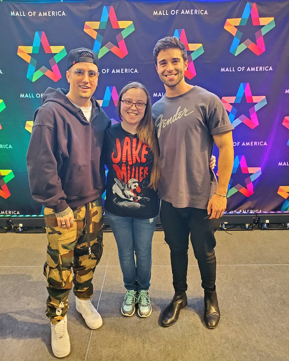 TurnRightAt705's tweet photo. Had such a blast seeing and meeting @jakemiller &amp; @1LoganHenderson today at the @mallofamerica 😊😄😍🤗 https://t.co/SQ0boRrwgP